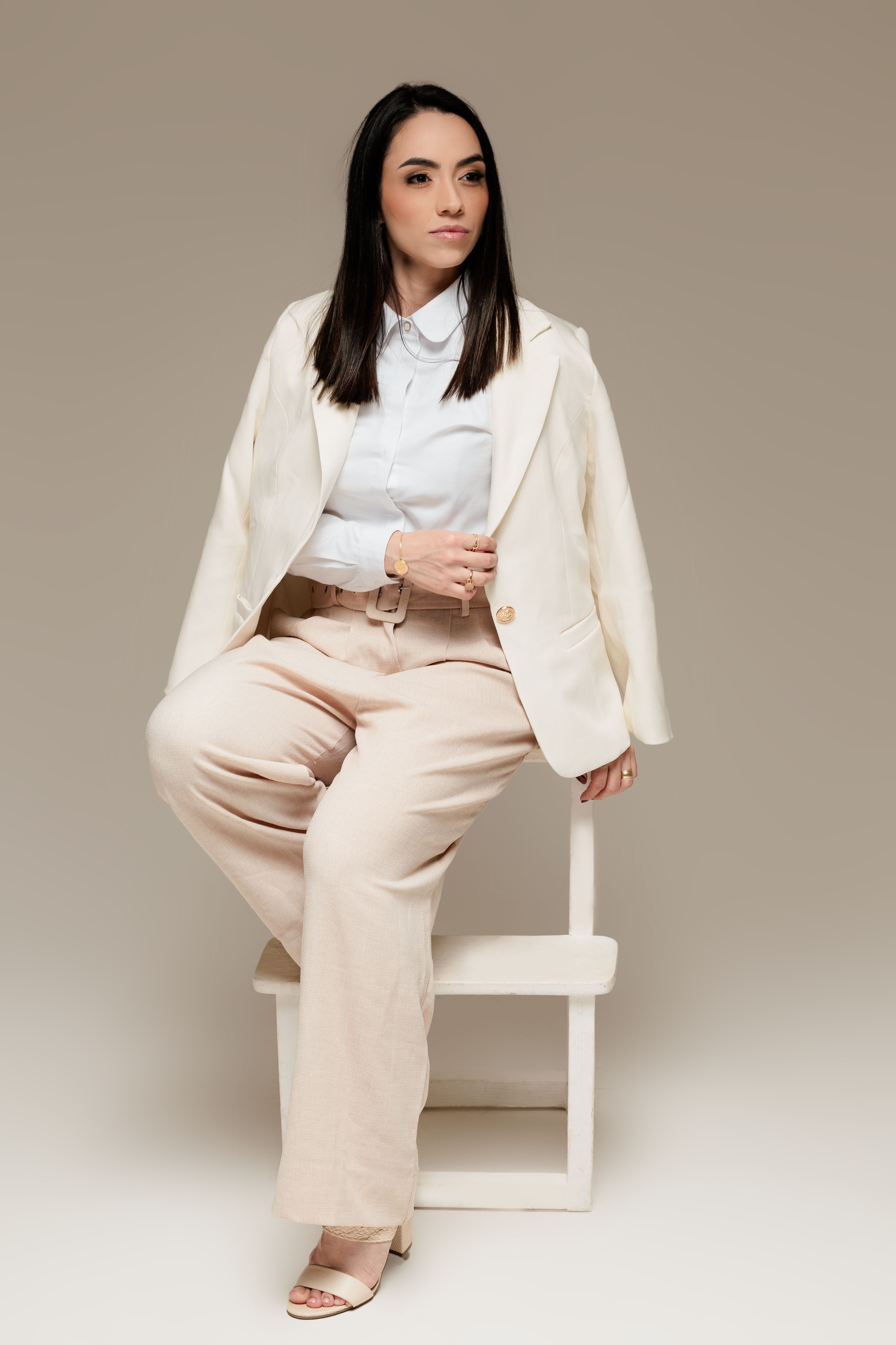 Dra. Iara Dourado em consultório